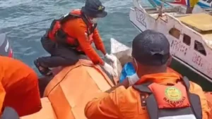 satu-jenazah-ditemukan-mengapung-operasi-sar-diperluas-hingga-ribuan-nm2-pjccO